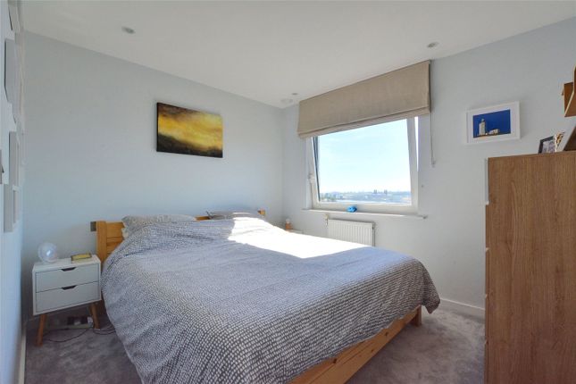 Flat to rent in Knights Tower, 14 Wharf Street, London