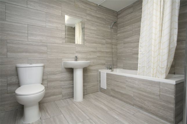Flat 4, 401, High Street, Gloucestershire photo 3