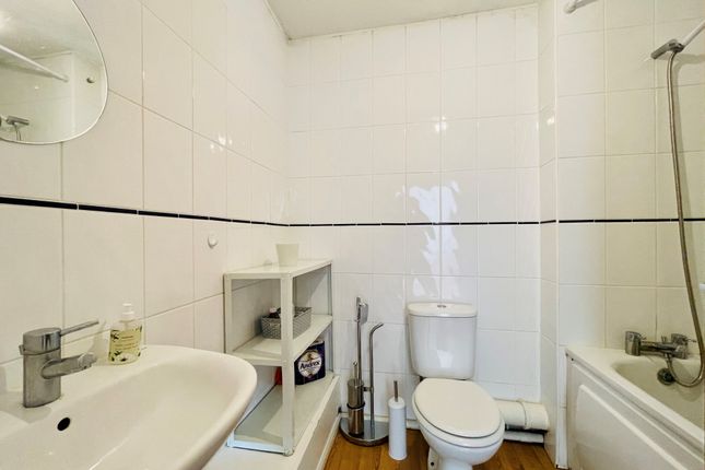 Codling Close, London photo 4