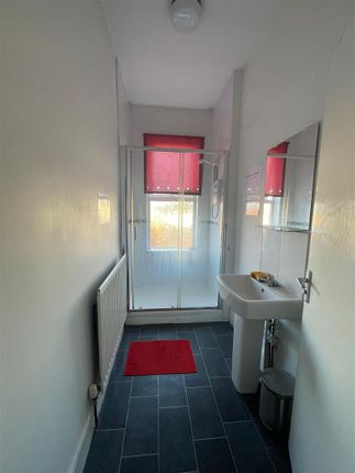 Room to rent in Bloxwich Road, Walsall