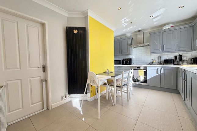 6, Summerhill Grove, Leeds photo 4
