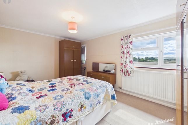 38 Chiltern Avenue, Aylesbury photo 4