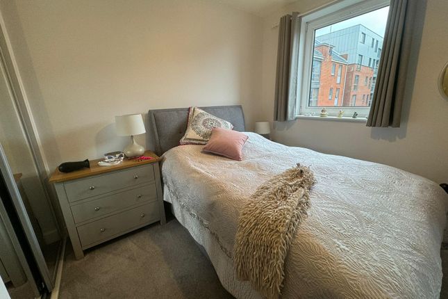 Flat to rent in Castle Way, Southampton
