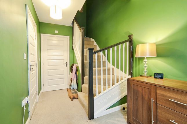 6, Low Whin Close, Keighley photo 2
