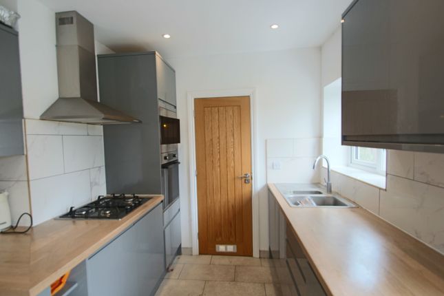 11 Crathie Road, London photo 5