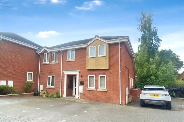 1-bed flat on Flat 5, Greenfield Court,, Camp Hill Road, Warwickshire, £695/mo