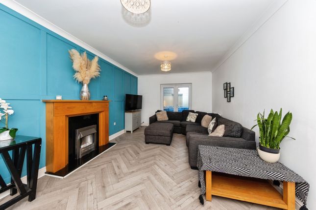 4, Llwyn Yr Eos, Carmarthen photo 3