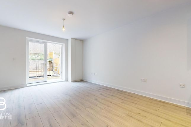 Flat to rent in Temple Road, Croydon