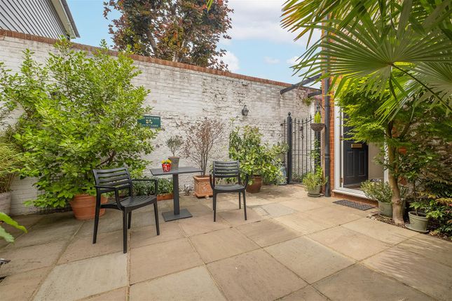 24, Harvest Lane, Thames Ditton photo 3