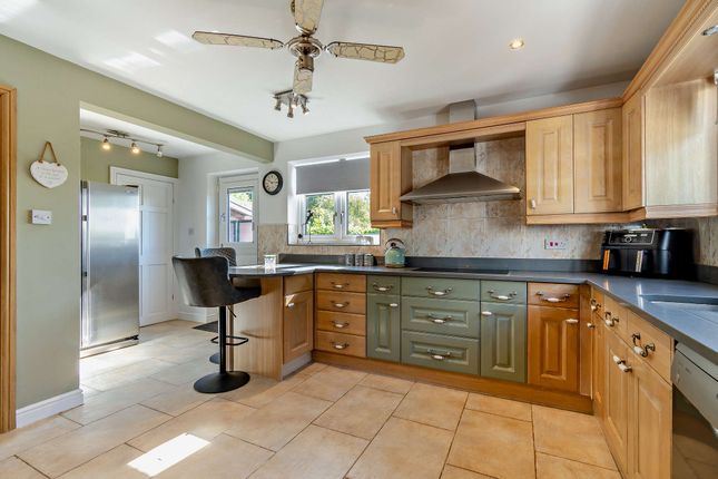 133 Middlecliff Lane, Barnsley photo 4