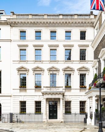 Office to let in 5 St James's Square, London, St James's