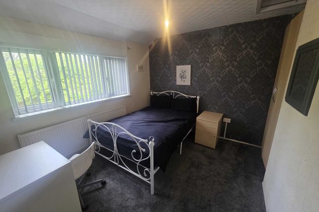 4-bed house on Hazeledene rd, Sheldon, Birmingham, £60/mo