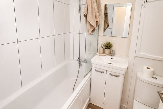 Flat 17 Shepton Court, Westbridge Road, London photo 4