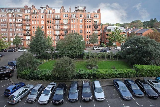 Flat for sale in Oakwood Court, London