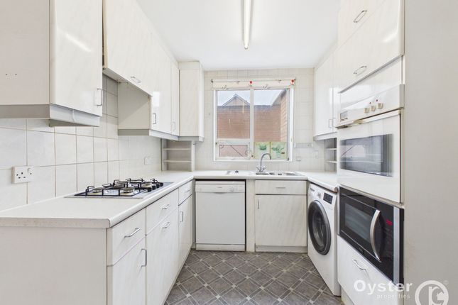 30 Dene Gardens, Stanmore photo 3
