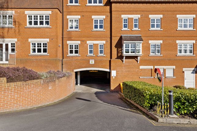 31, Abingdon Court, Surrey, Woking photo 2