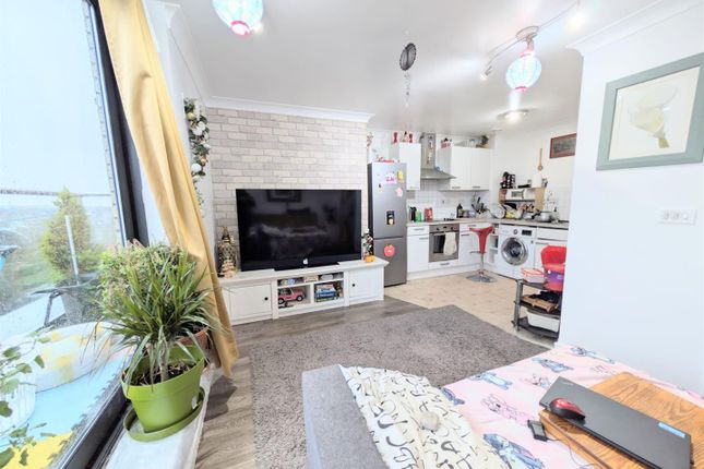 Flat 44, 30, Bath Road, Slough photo 2