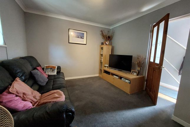 28, Wakefield Way, Hythe photo 2