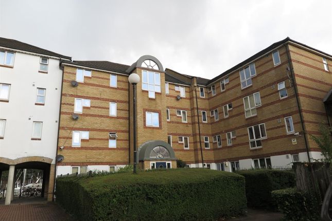 Thumbnail Flat to rent in Dunnage Crescent, London