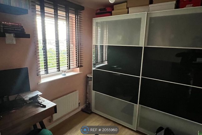 Flat to rent in Medici Close, Ilford