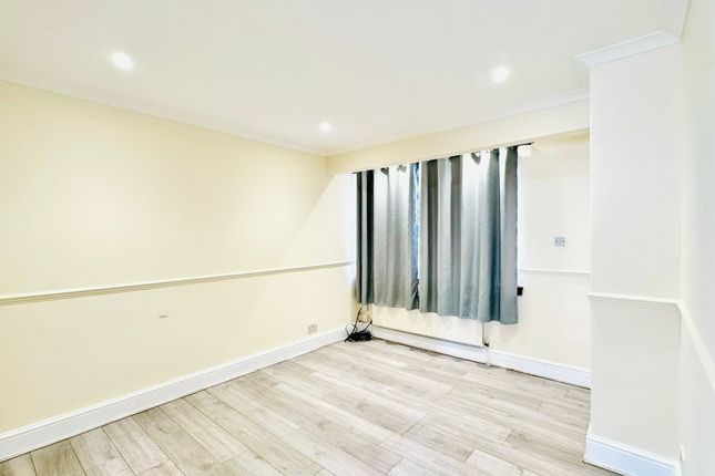 212, Oval Road North, Dagenham photo 3