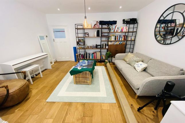 2.Frontroom_Bookshelf.Jpg
