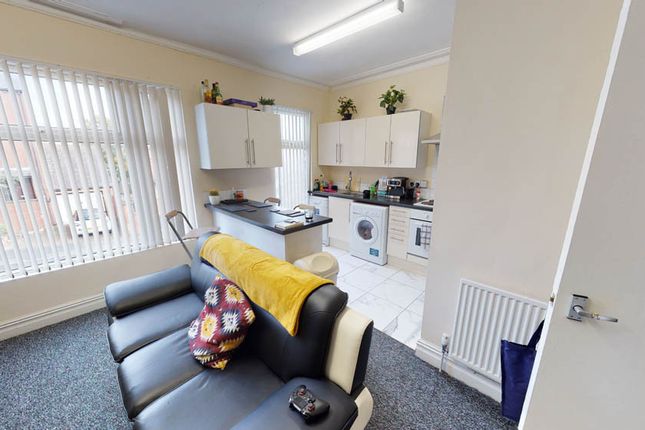 Terraced house to rent in 2 83 Headingley Mount, Leeds