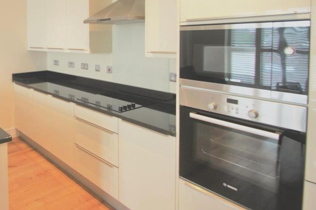 Flat to rent in Moran House, High Road, Willesden Green
