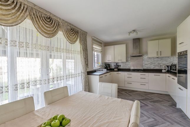 27, Mundells Drive, Basildon photo 3
