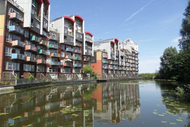 Thumbnail Flat for sale in Renaissance Walk, London