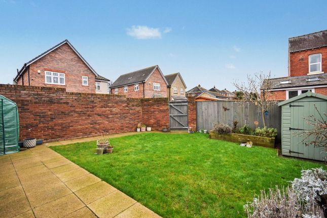 19, Wrenthorpe Close, Wakefield photo 2