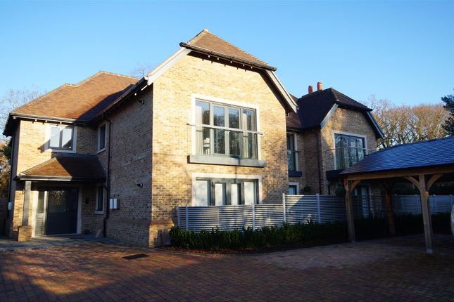 Thumbnail Flat for sale in High Road, Chigwell