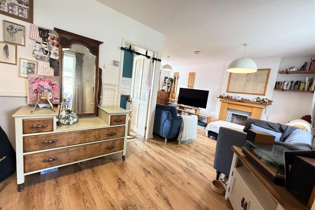 12, Woodgrange Close, Salford photo 4