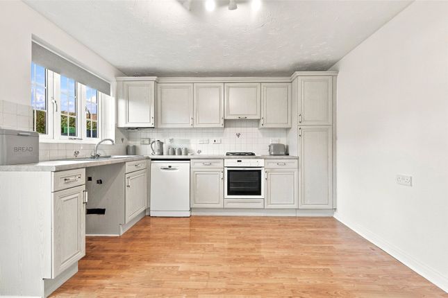 28, Rushton Grove, Harlow photo 3