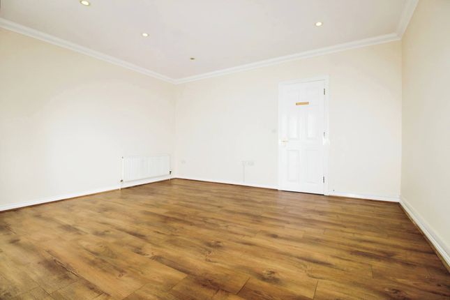 118, Honeypot Lane, Kingsbury photo 4