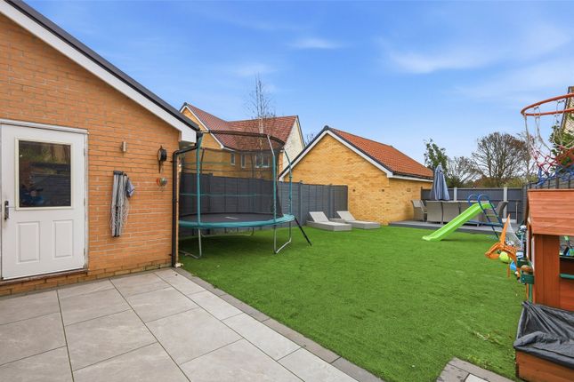 6, Anne Close, Essex photo 2