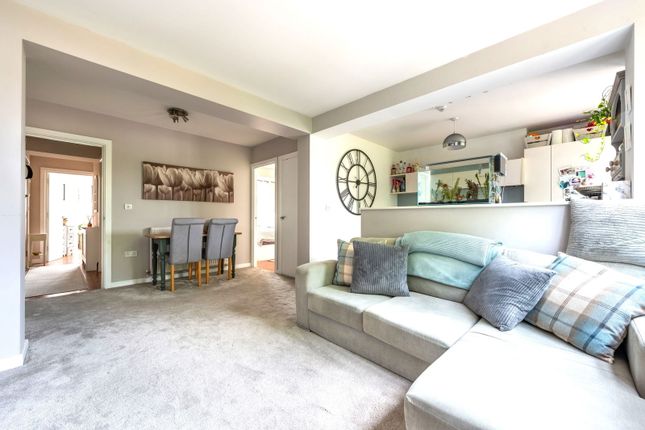 Flat 1, 5-6, Bishopsmead Parade, East Horsley photo 3