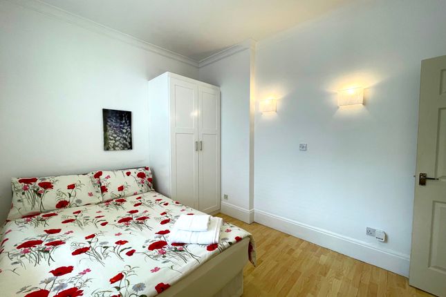 Flat to rent in White Horse Street, London