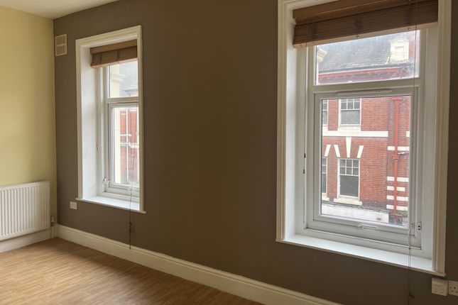 Flat to rent in Commercial Street, Newport