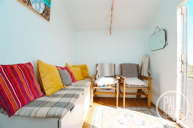 23, Beach Hut, Lowestoft photo 3