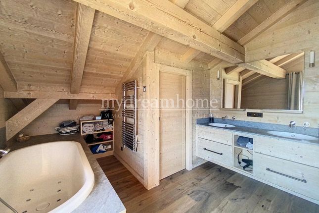 Chalet for sale in Cordon, 74700, France