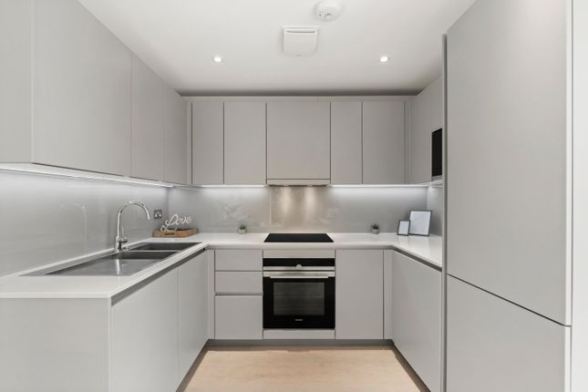Flat 19, 21, Plough Road, London photo 2