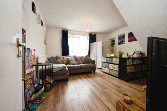 Eagle Close, Luton photo 2