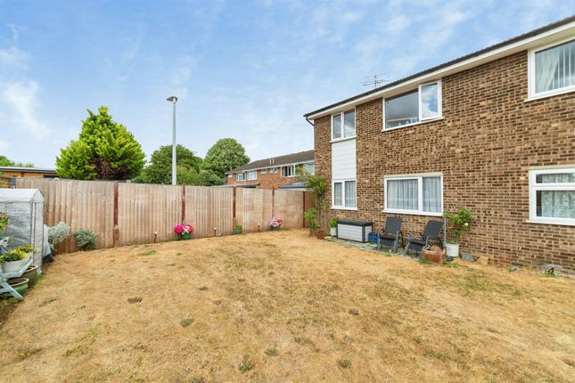 18, Hampton Close, Stevenage photo 2