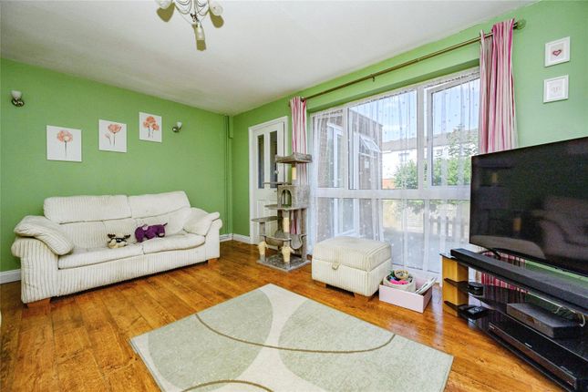 113, Bromley Gardens, Dunstable photo 4