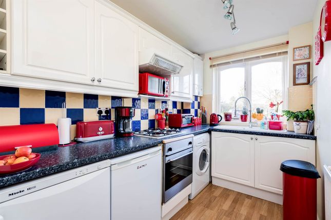 Flat for sale in Dovetrees, Carterton
