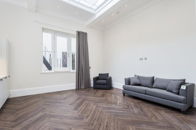 Flat to rent in Bedford Street, London WC2E