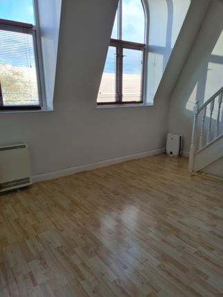 Flat to rent in Brook Road South, Brentford