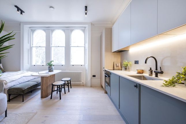 Studio flat on 32-33 Kensington Gardens Square, £2,400/mo