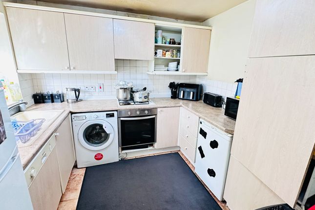 Aspen Drive, Wembley photo 4